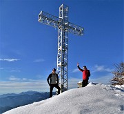 51 Alla croce di vetta del Monte Suchello (1541 m) ammantato di neve ! 